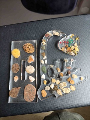 Miina Aksesuar Love" Yazan, Içine Renkli Çakıl Taşları  Renkli Çiçekler Yerleştirilmiş Şeffaf Epoksi Reçineden Yapılmış