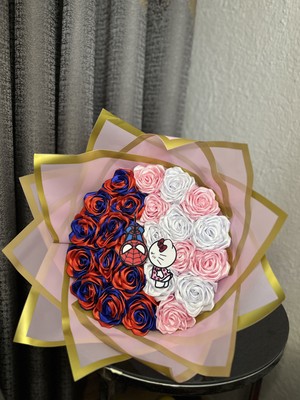 Satence Store Örümcek Adam& Hello Kitty Temalı Özel Tasarım Gül Buketi-24'lü Renkli Gül Aranjmanı