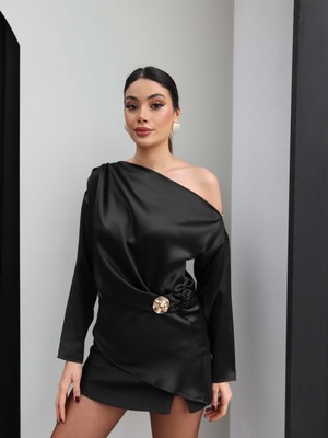 Esra Helvacı Düşük Omuz Toka Detaylı Saten Bluz