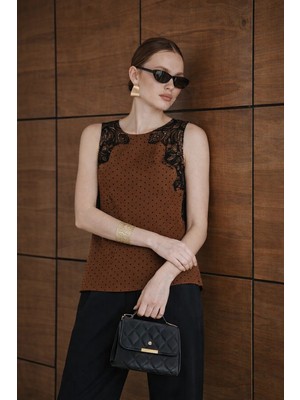 Cemo Kadın Puantiyeli Dantel Omuz Detaylı Kolsuz Bluz