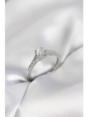 Tek Taş Gümüş Renk Zirkon Taşlı Model Kadın Yüzük