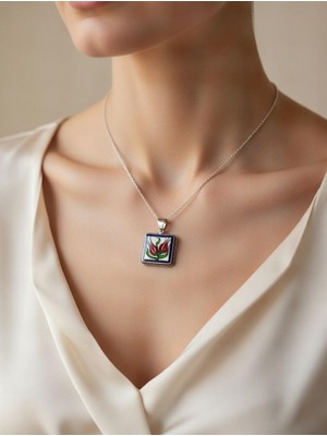 Anka Select Iznik Çini Desenli El Yapımı Kare Kolye Ucu – Geleneksel Lale Motifli Otantik Takı