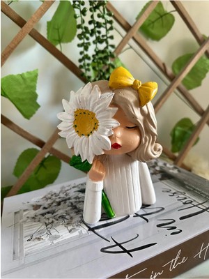 Beyaz Papatya Tutan Kız Saksı/dekoratif Biblo /hediyelik Anneler Günü