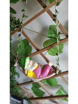 Salıncakta Yatan Tembel Cüce Biblo Dekorasyon