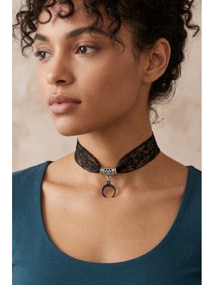 Siyah Dantel Hilal Choker Kolye - Gümüş Renk Işlemeli Metalik Detaylı Mistik Boyunluk