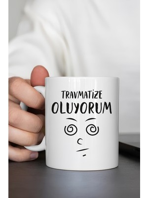 Travmatize Oluyorum Baskılı Kupa Bardak, Komik Yazılı Seramik Kahve Çay Kupası, Mizah Temalı Eğlenceli Hediye Bardak, Esprili Baskılı Kupa