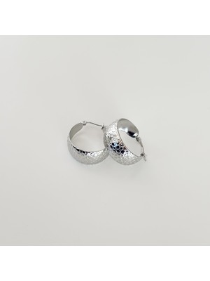 Vesce Atelier Kabartma Dokulu Geniş Halka Gümüş Küpe