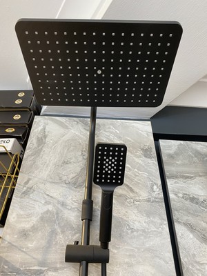 Özgürce Mat Siyah Büyük Kare Duş Seti ve El Duşu, Dayanıklı Pirinç Malzeme