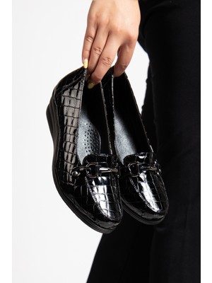 Akgün Terlik Kadın Hakiki Deri Siyah Kroko Rugan Ayakkabı