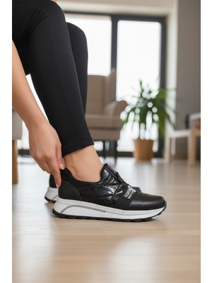 Enoch Kadın Parlak Panel Detaylı ve Logolu Şeritli Spor Ayakkabı
