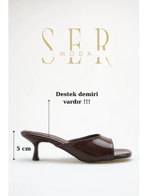 Sermoda Topuklu Kadın Terlik - 5 cm Ince Topuklu Küt Burun Kadın Terlik Rugan Kahve