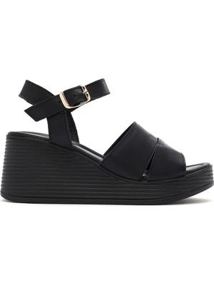 Derimod Kadın Siyah Bilekten Bantlı Dolgu Topuklu Deri Sandalet 26SFD180918