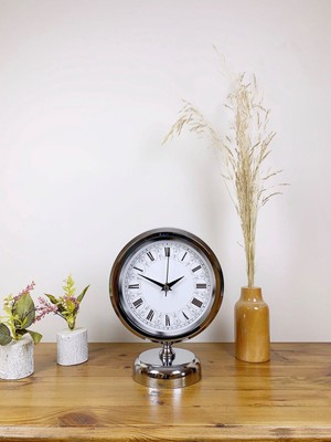 Çetiner Group Krom Metal Desenli Roma Rakamlı Masa Saati