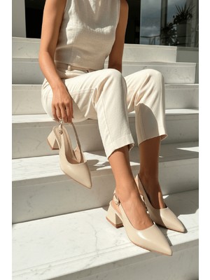 Divolya Calista Bej Kırışık Rugan Yanı Tokalı (4 cm Topuk Boyu ) Sivri Burun Topuklu Babet Ayakkabı