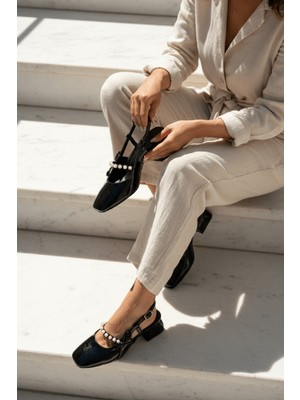 Divolya Melody Siyah Rugan Fiyonklu Inci Detaylı (4 cm Topuklu ) Kare Burunlu Günlük Kullanım Ayakkabı