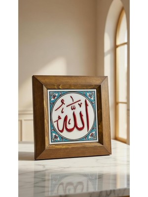 Anka Select El Yapımı Iznik Çini Allah Lafzı Çerçeveli Duvar Panosu – Kabartmalı Kırmızı Yazı, Ahşap Çerçeveli Dekoratif Tablo 16x16