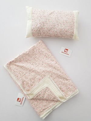 Özgürce Dantelli Pikeli Çiçek Desenli Battaniye ve Yastık Takımı