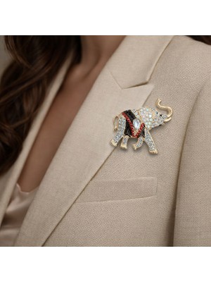 Herşey Nota Taşlı Fil Figürlü Metal Broş – Gold Detaylı Çok Renkli Tasarım