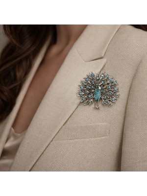 Herşey Nota Taşlı Tavus Kuşu Figürlü Metal Broş – Turkuaz Detaylı Gold Tasarım