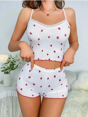 Herşeytrend Beyaz Üstüne Çilek Desenli Askılı Şortlu Pijama Takımı