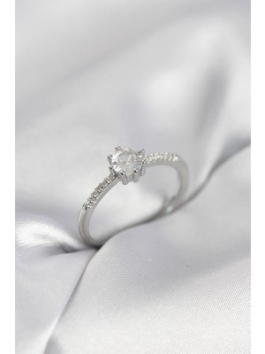 İlk El Grup Ieg™  Tek Taş Model Gümüş Renk Zirkon Taşlı Kadın Yüzük TG27BYK4087