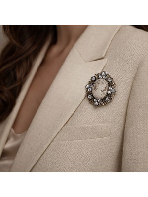 Herşey Nota Taşlı Vintage Kadın Portre Figürlü Metal Broş – Gold Çerçeveli Oval Tasarım