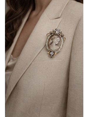 Herşey Nota Taşlı Vintage Cameo Kadın Figürlü Metal Broş – Antik Gold Çerçeve Tasarım