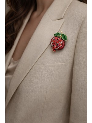 Herşey Nota Taşlı Nar Figürlü Metal Broş – Kırmızı Kristal Detaylı Tasarım