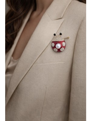 Herşey Nota Taşlı Uğur Böceği Metal Broş – Inci Detaylı Kırmızı Tasarım