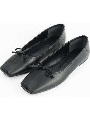 Siyah Fiyonklu Kare Burun Babet