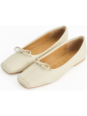 Krem Fiyonklu Kare Burun Babet