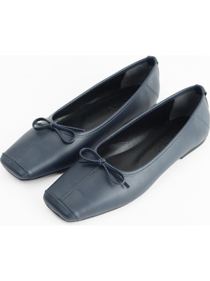 Lacivert Fiyonklu Kare Burun Babet