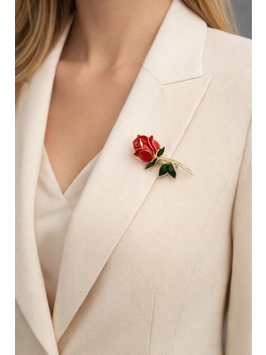 Herşey Nota Kırmızı Gül Figürlü Taş Detaylı Metal Broş – Gold Çerçeveli Tasarım