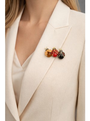 Herşey Nota Uğur Böceği Figürlü Taş Detaylı Metal Broş – Kırmızı Siyah Gold Tasarım