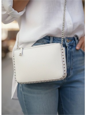 Sevmine Beyaz Metalik Zincirli Mini Clutch Çanta – Taş ve Boncuk Işlemeli Lüks Portföy ( 14X24 cm )