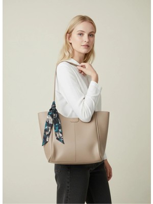 Sevmine Bej Deri Görünümlü Büyük Boy Omuz Çantası – Şık Fular Detaylı Luxe Bag ( 55X45 cm )
