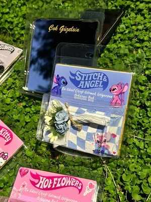 Hey Gidi Gift Stitch & Angel Kartlıklı Aynalı Hotflowers Mini Buket Çiçek, Sevgiliye Hediye Kalıcı Çiçek