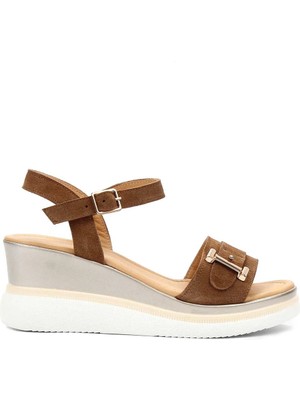 Celal Gültekin Kadın Taba Tokalı Dolgu Topuklu Süet Deri Sandalet