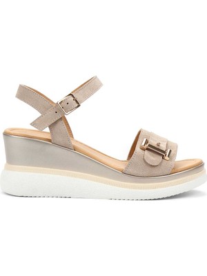 Celal Gültekin Kadın Bej Tokalı Dolgu Topuklu Süet Deri Sandalet