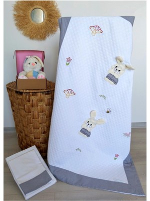 Özgürce Yumuşak ve Rahat Pamuklu Bebek Pike Takımı, Tavşan Desenli, Gri Renk