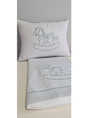 Özgürce Sevimli Işlemeli Bebek Pike ve Kırlent Takımı, Yumuşacık ve Şık Tasarım