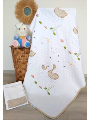 Özgürce Bej Renkli Kuğu Desenli %100 Pamuk Bebek Pike Takımı