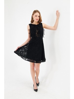 Rora Siyah Dantel Detaylı Kolsuz Kokteyl Elbise – Sırt V Kesim, Diz Üstü