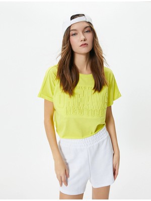 Koton Kolej Crop Tişört Rahat Kalıp Kabartma Baskılı Kısa Kollu Bisiklet Yaka Pamuklu