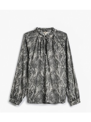 Koton Uzun Kollu Bluz Yılan Derisi Desenli Pencere Detaylı