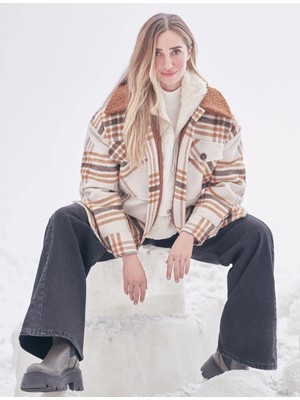 Koton Şahika Ercümen x Koton - Düğmeli Cepli Oversize Gömlek Ceket