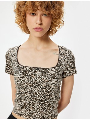 Koton Kısa Kollu Tişört Fiyonklu Leopar Desenli Slim Fit Kare Yaka