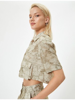 Koton Batik Desenli Crop Gömlek Kapaklı Cep Detaylı Kısa Kollu