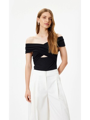 Koton Madonna Yaka Tişört Omzu Açık Pencere Detaylı Pamuklu