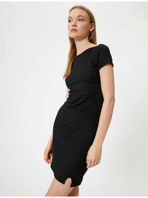 Koton Mini Elbise Kayık Yaka Dokulu Yırtmaç Detaylı Kısa Kollu Slim Fit